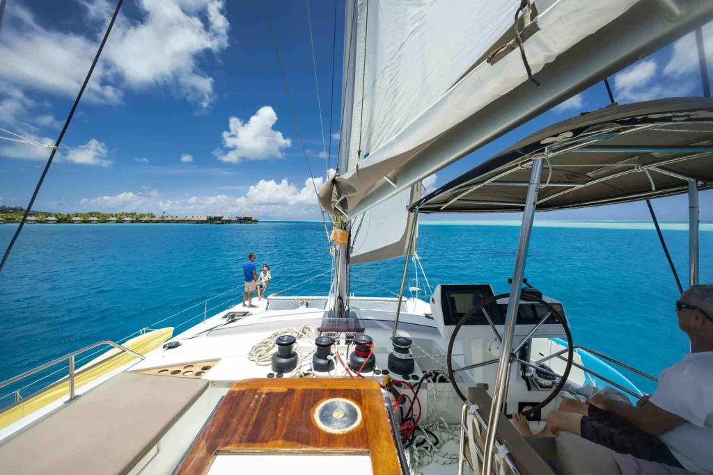 Setting sail on a catamaran© Grégoire Le Bacon