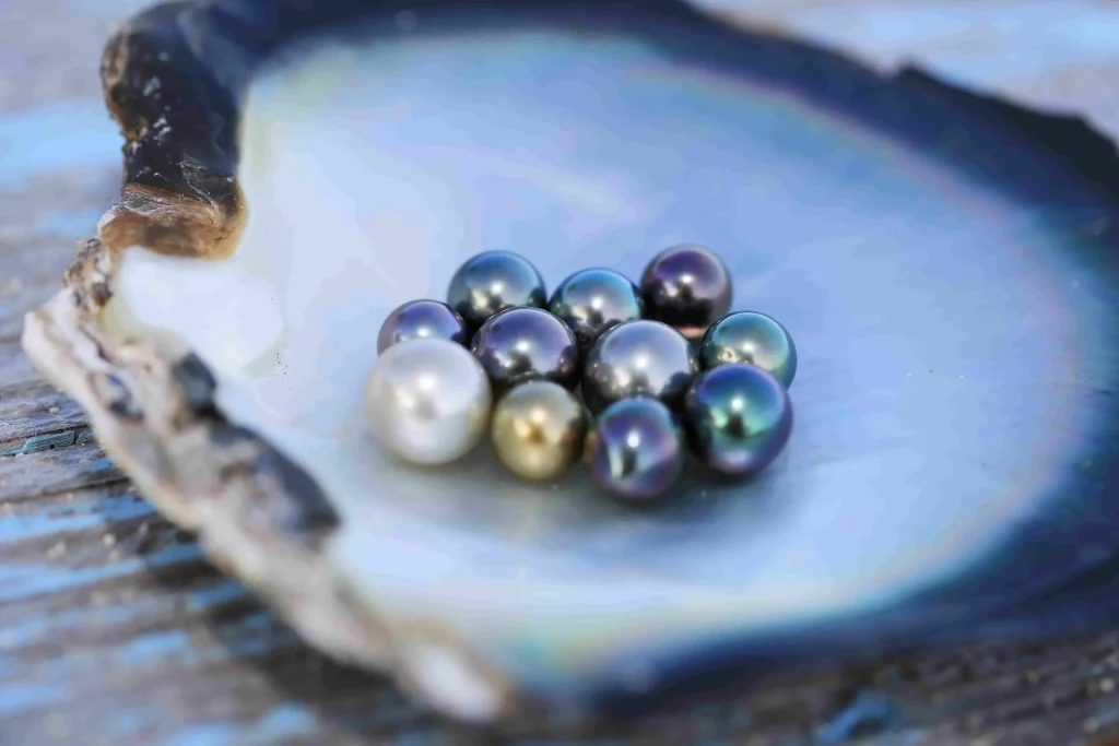 Tahitian cultured pearls come in a variety of colors and shapes © Gregoire Le Bacon