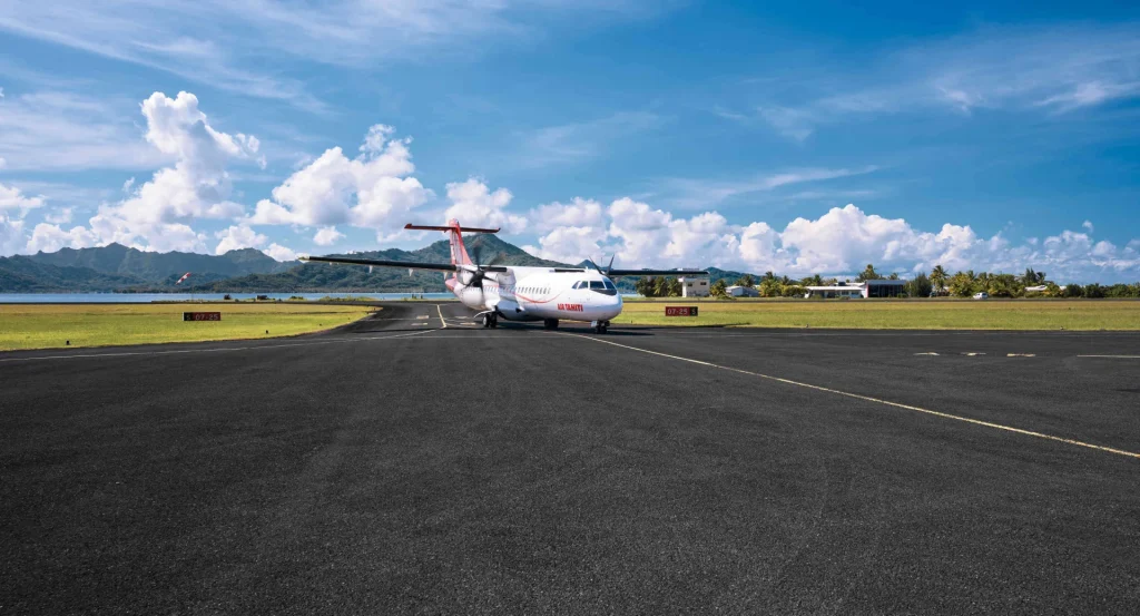 Arrival of an Air Tahiti ATR on Raiatea © Alikaphoto