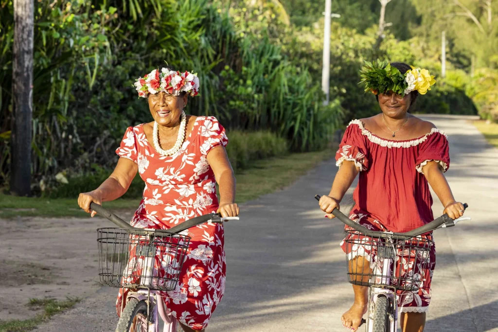 Balade à vélo à Raivavae © Grégoire Le Bacon