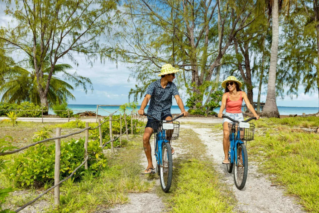 Cycling in Rangiroa ©Grégoire Le Bacon