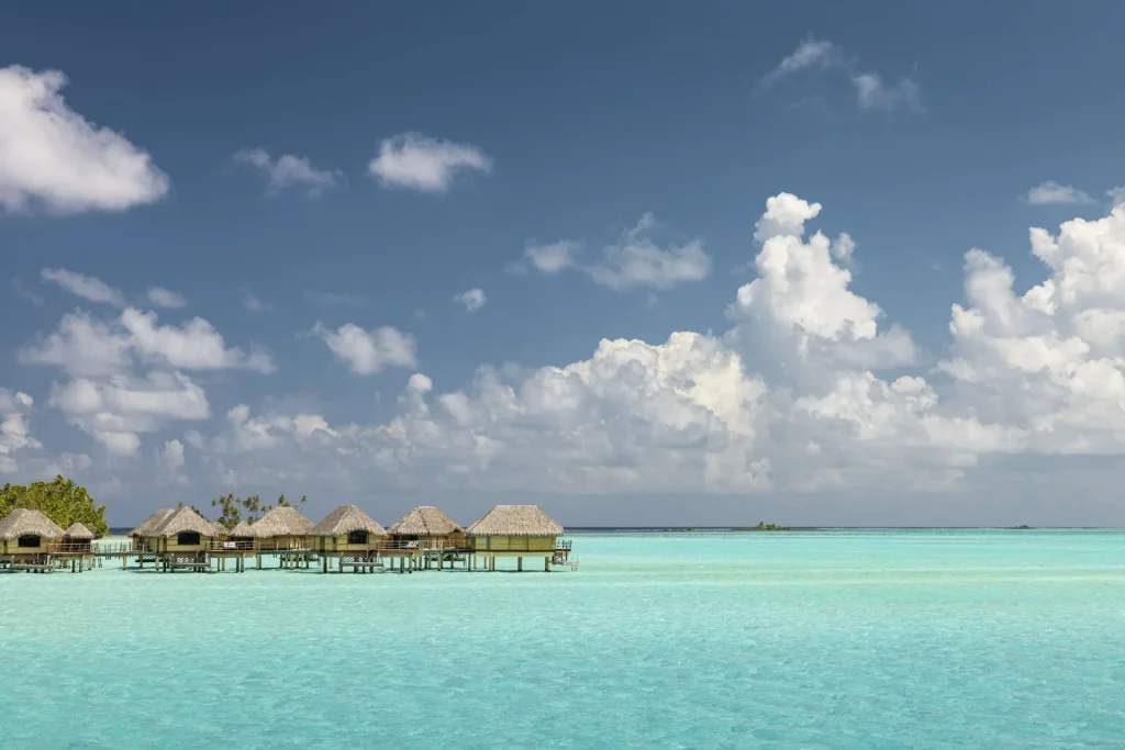 Bungalow on stilts in Taha_a © Grégoire Le Bacon