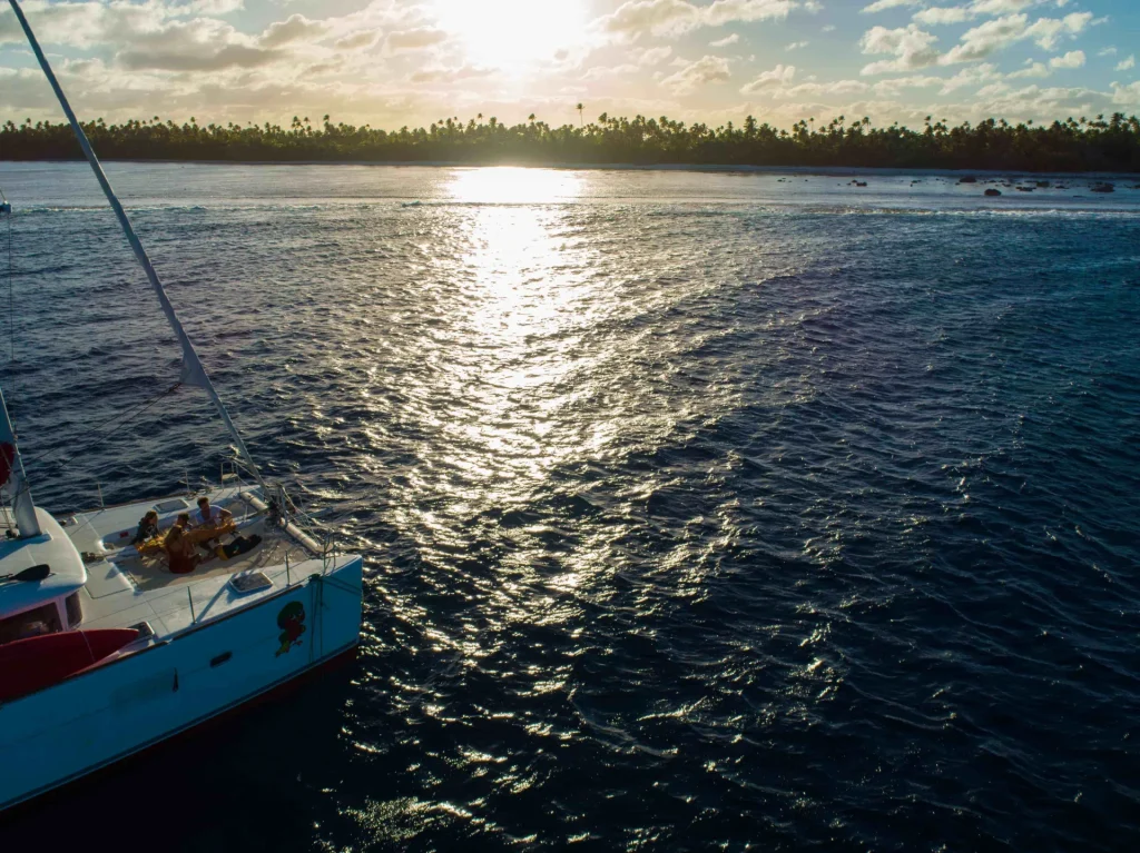 Coucher de soleil depuis le catamaran à Tetiaroa