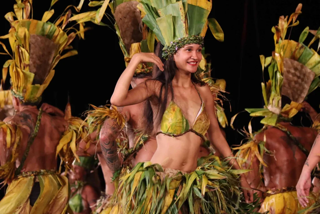 Rurutu dancer in plant costume© KMH Media Production