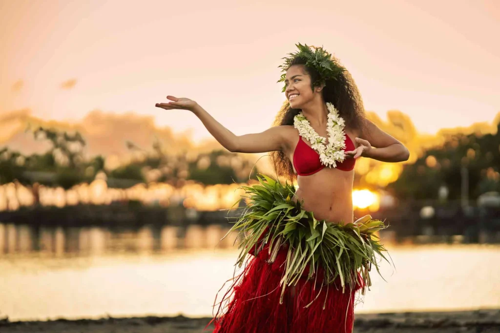 Danseuse de Tahiti Et Ses Îles avec sunset © Alikaphoto