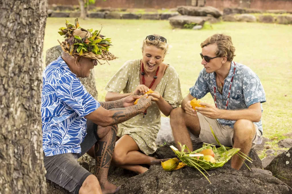 Fruit tasting with a Nuku Hiva resident © Grégoire Le Bacon