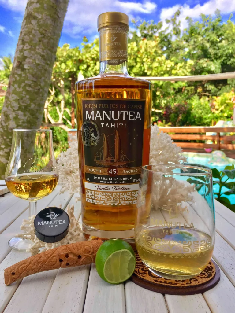 Enjoy a rum-based cocktail © Manutea Tahiti