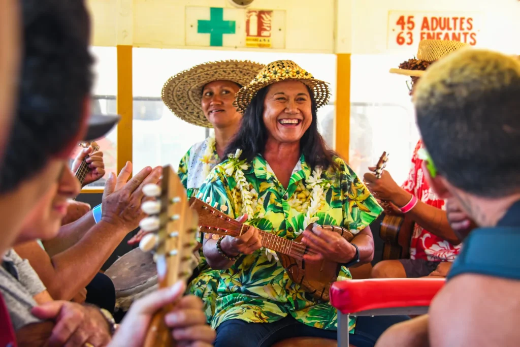 On board every truck, everyone's doing the bringue © Tahiti Tourisme