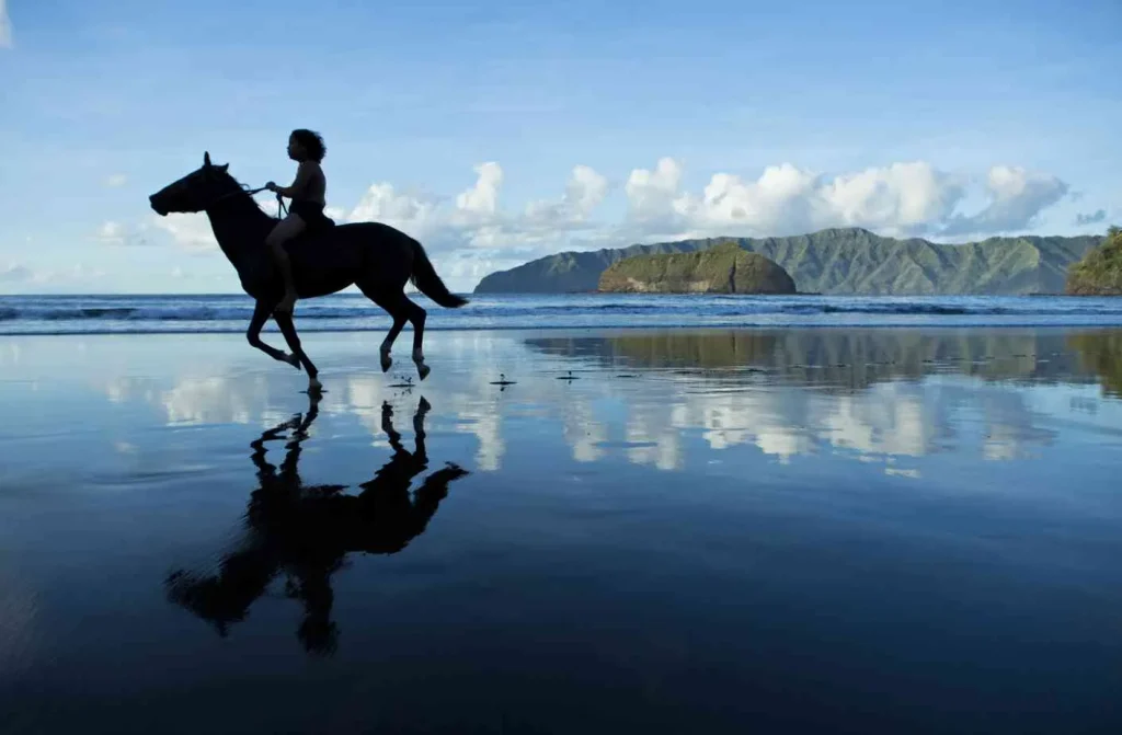 La plage de Atuona à Hiva Oa © Tahiti Tourisme