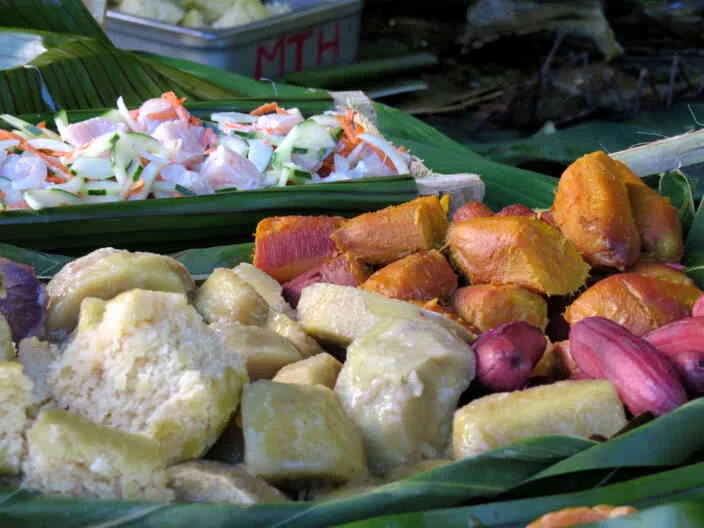 Ma'a Tahiti avec du poisson cru et des ignams © Tahiti Tourisme