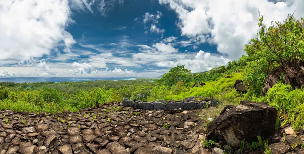 Marae situé dans les hauteurs de Huahine © Grégoire Le Bacon