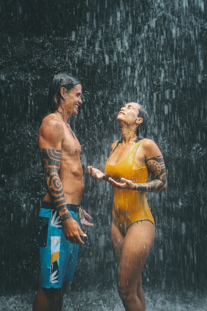 Moment unique sous une cascade ©Overpeek Studio