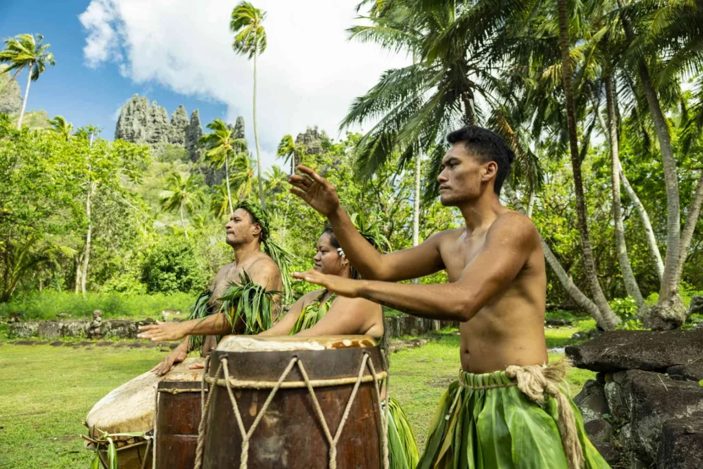 Musiciens avec leurs pahu de Nuku Hiva© Grégoire Le Bacon