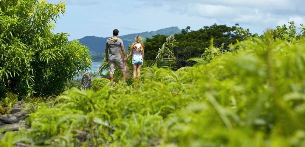 Couple qui visite Huahine c Tahiti Tourisme