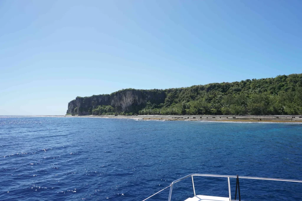 Makatea from the sea © Léa Parizot