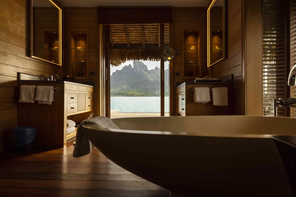 Salle de bain avec vue sur le lagon © Grégoire Le Bacon