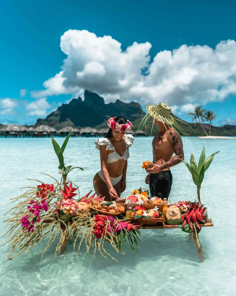 Petit déjeuner les pieds dans l'eau à Bora Bora © Jeremy Austiin