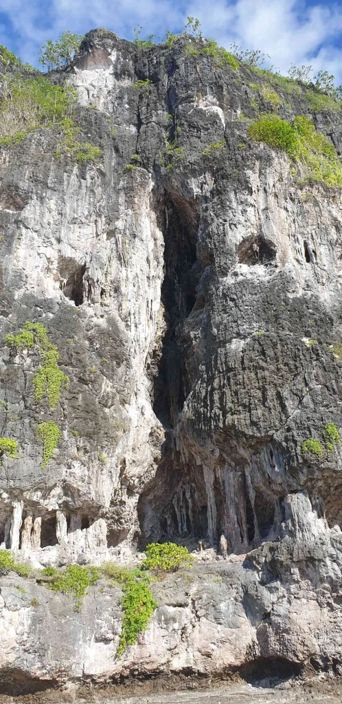 Steep cliffs surrounding Makatea © MAKATEA Escalade