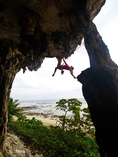 Climbing in Makatea - Tahiti Tourisme