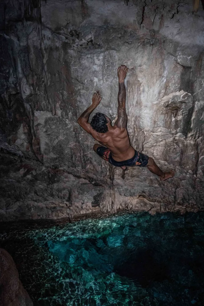 Barefoot and hand climbing © MAKATEA Escalade