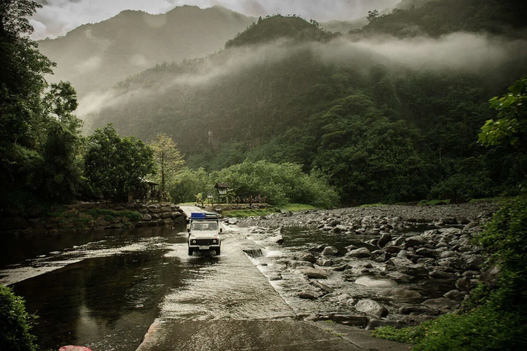 4x4 tour of Tahiti's valleys ©_Myles McGuinness