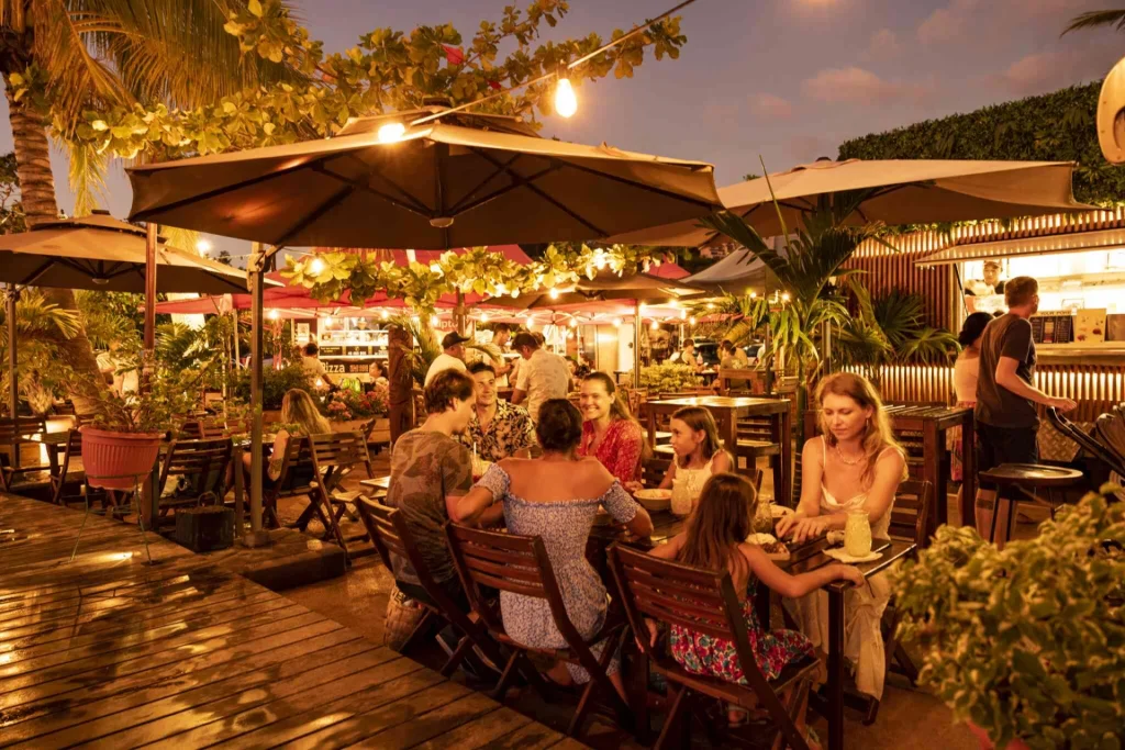 Passez un bon moment à la roulotte du Poke Bar de Punaauia © Grégoire Le Bacon