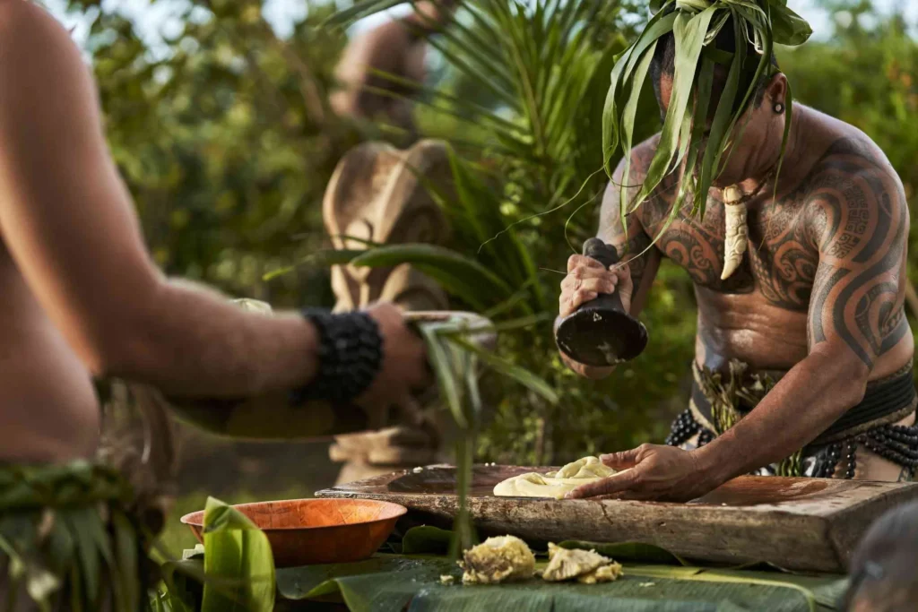 Preparing crushed kaaku with a penu in an umete © Alikaphoto
