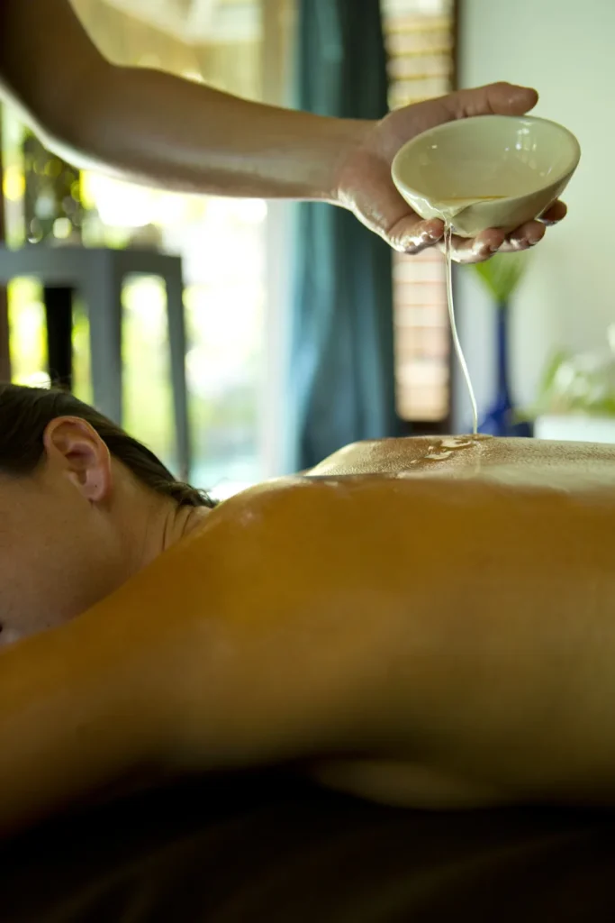Préparation pour un soin massage au monoï à Bora Bora © Tahiti Tourisme