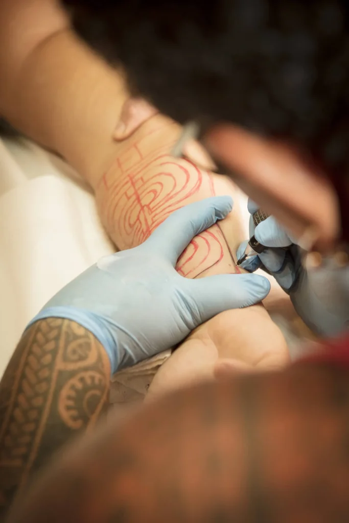 Séance de tatouage© Grégoire Le Bacon