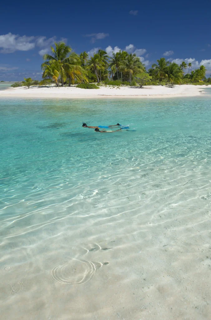 Diving in the clear waters of Fakarava c Tahiti Tourisme