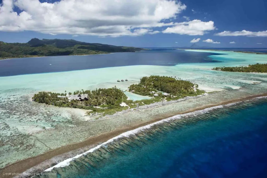 Taha'a and Raiatea from the sky © Grégoire Le Bacon - Tahiti Nui Helicopters