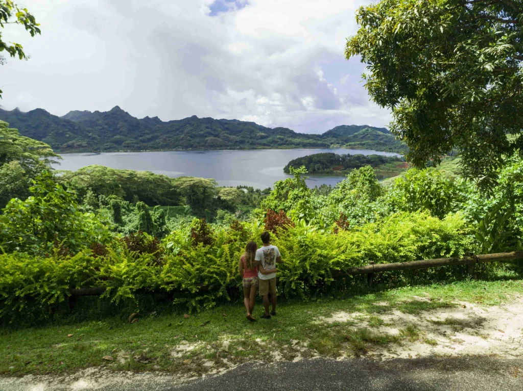 A couple admiring the view ©_Grégoire Le Bacon _ LionAiles