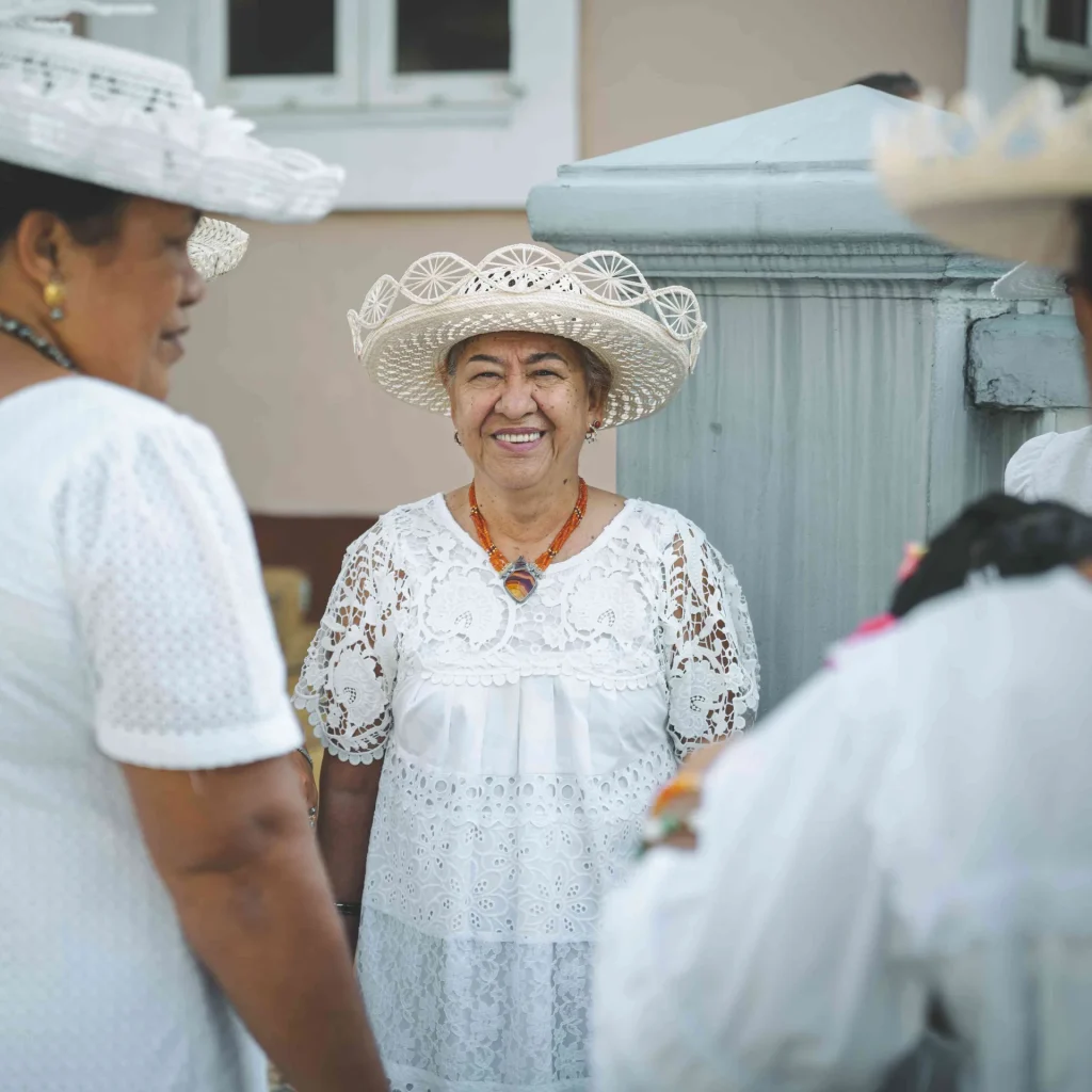 Vahine au temple protestant de Papeete ©Overpeek Studio