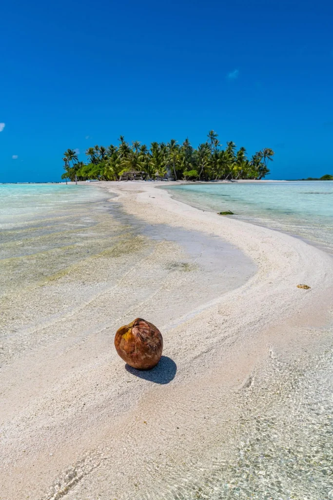 View of the lagoon with a motu in the background © Michael Runkel