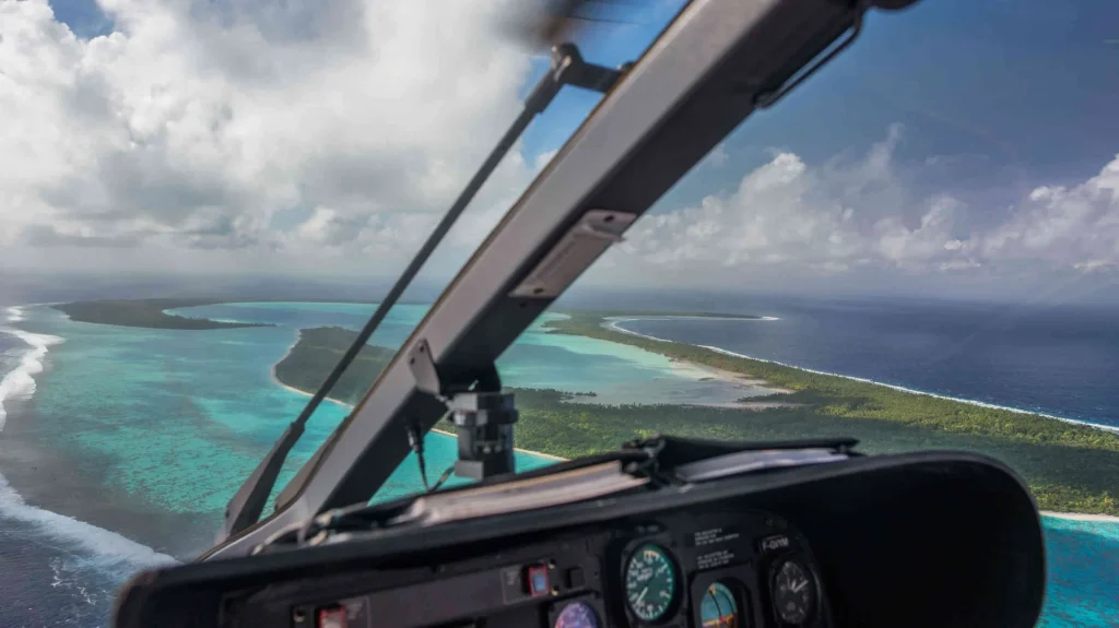 Flying over the island of Tupai © Hino Itaru