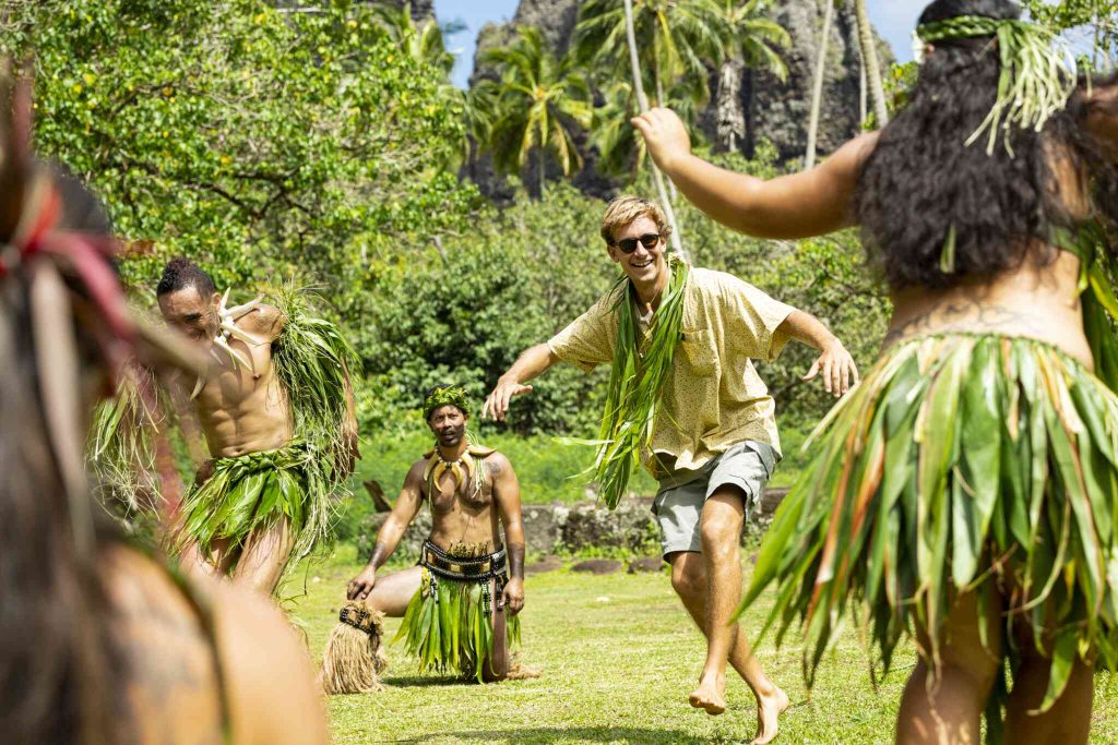 Dance initiation with a dance group in Nuku Hiva © Grégoire Le Bacon