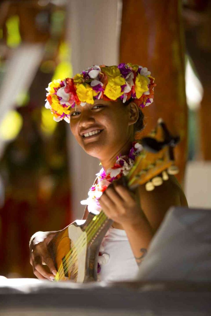 Musicienne souriante avec son ukulele © Tahiti Tourisme