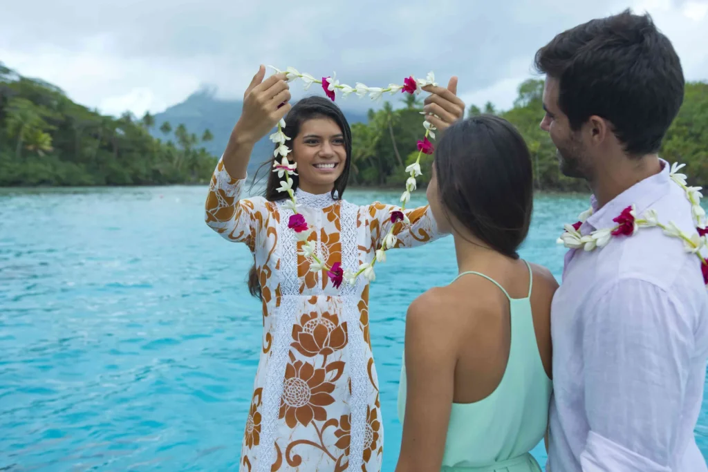 Accueil fleuri pour un couple © Tahiti Tourisme