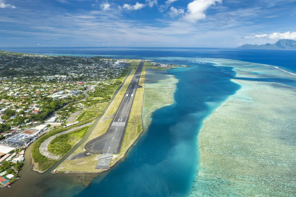 Tahiti Faa'a airport from the air © Grégoire Le Bacon