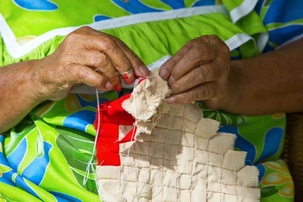Assembling patchworks to create a tifaifai ©Tahiti Tourisme