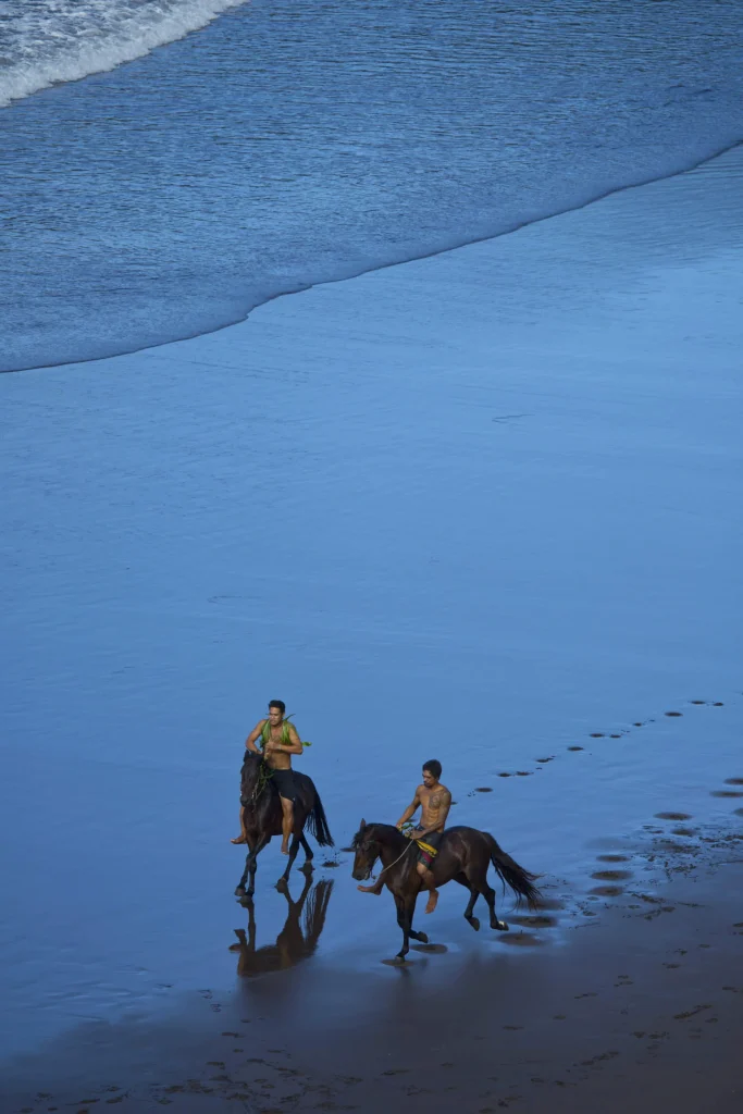 Balade à cheval sur la plage © Tahiti Tourisme