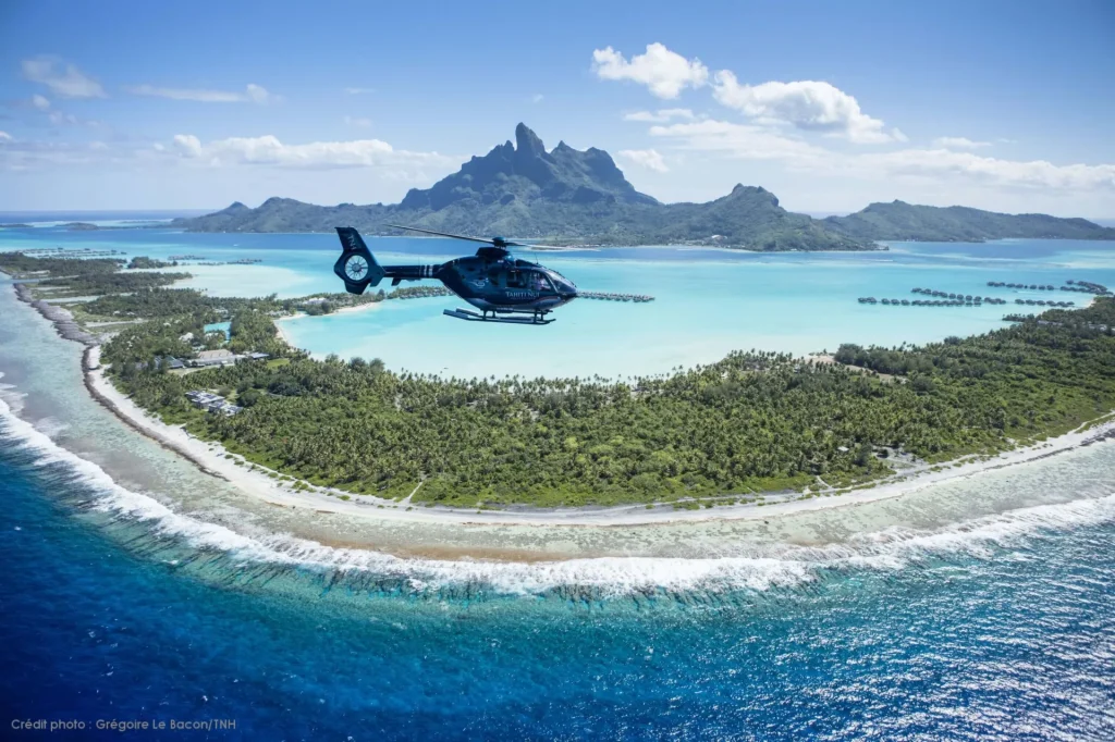 Balade en hélicoptère observant Bora Bora © Grégoire Le Bacon Tahiti Nui Helicopters