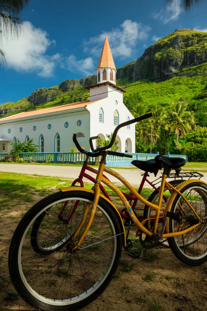 A bike ride to visit Raivavae ©Grégoire Le Bacon