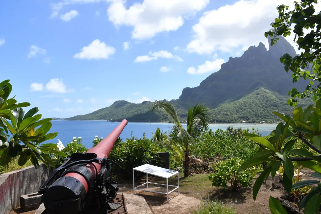 canon-militaire-sur-le-site-haamaire-a-bora-bora-association-memoire-polynesienne