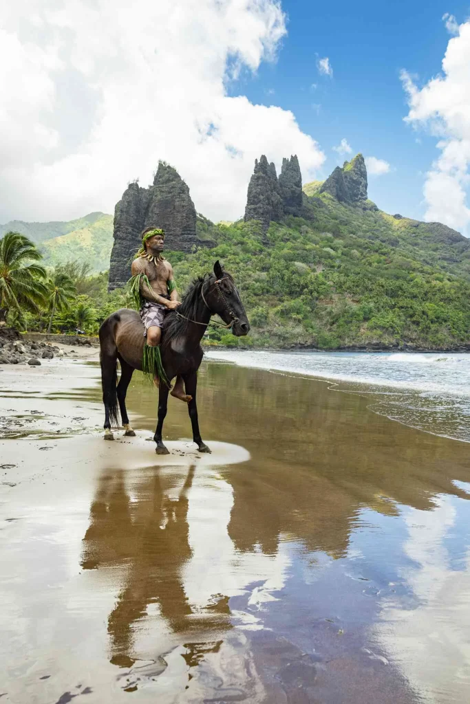 Cavalier et son cheval à la plage de Hatiheu de Nuku Hiva © Grégoire Le Bacon (1)
