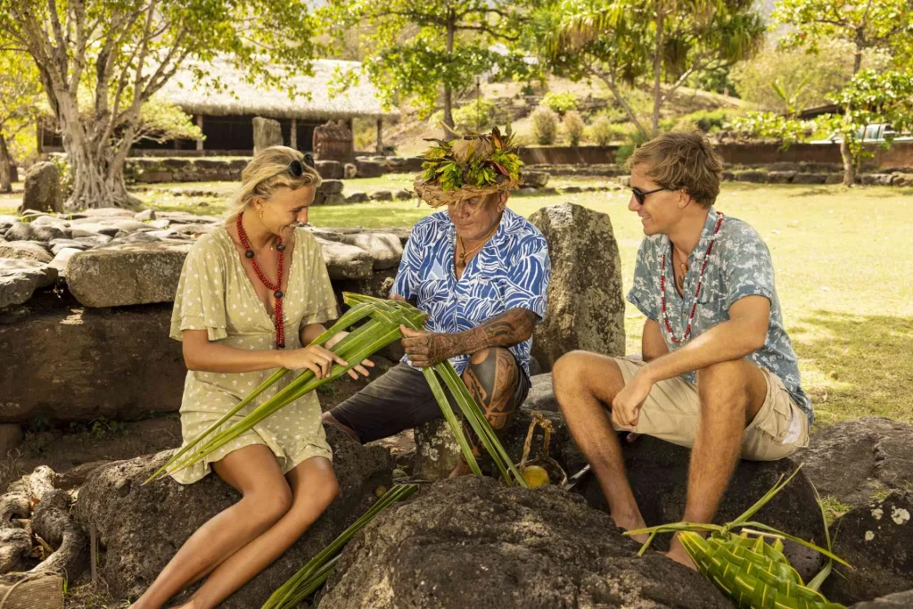 Making a basket from woven coconut leaves with a Nuku Hiva resident © Grégoire Le Bacon