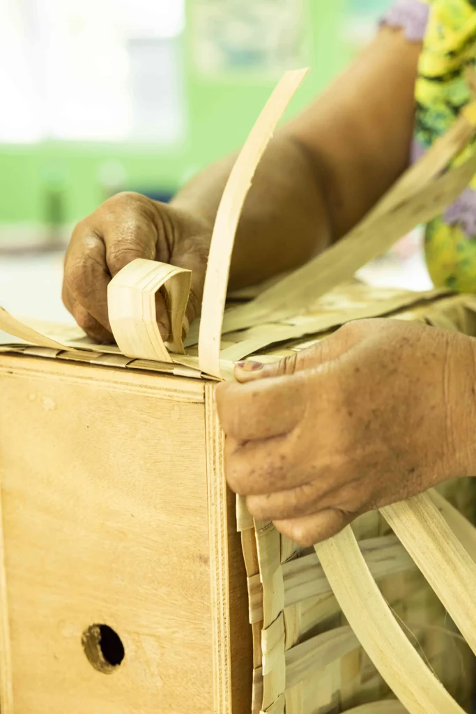 Making a basket from ni'au (pandanus leaf) in Raivavae ©Grégoire Le Bacon