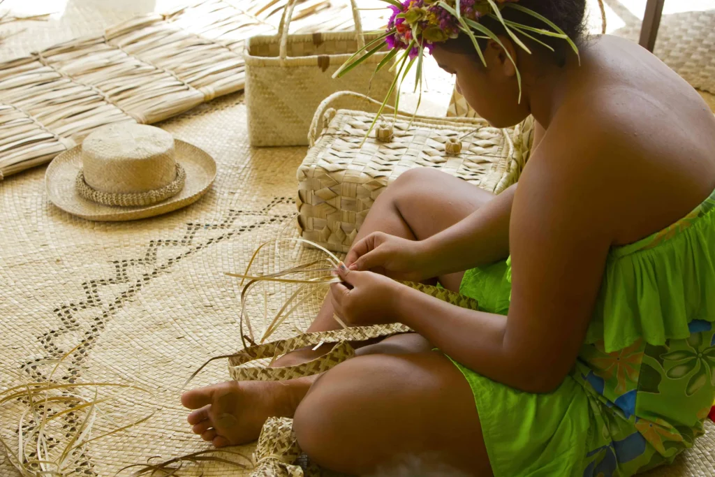 Fabrication d'un panier tressé ©Tahiti Tourisme