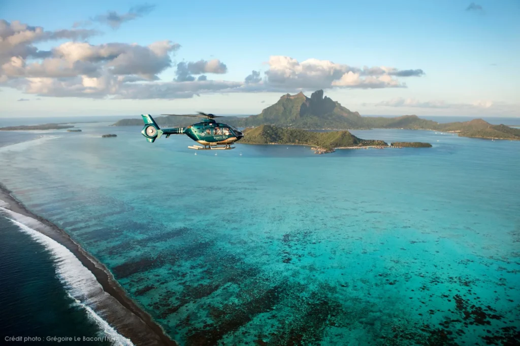 Hélicoptère à Bora Bora © Grégoire Le Bacon _ Tahiti Nui Helicopters