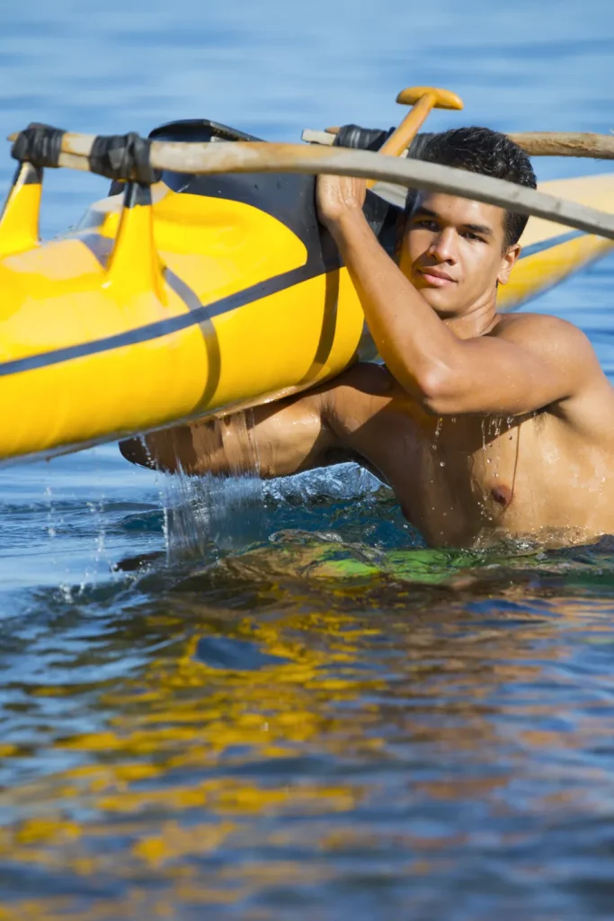 Man holding a Va'a © Tahiti Tourisme